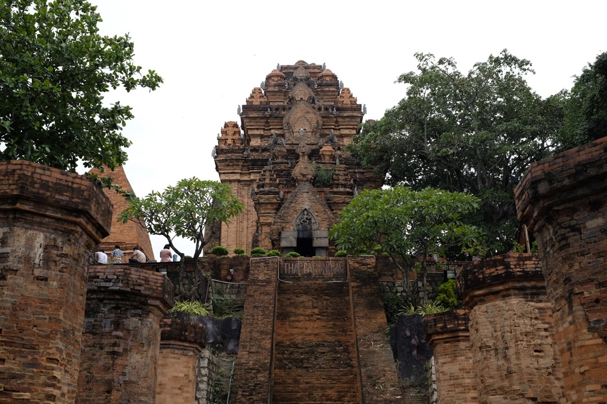 25 Tháp Bà Po Nagar – historická věž Cham ve Vietnamu obklopená zelení